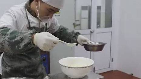 【最后的挂念!老兵退伍前给帮扶对象备好整月糕点[心]】30日,武警上海总队执勤第五支队20