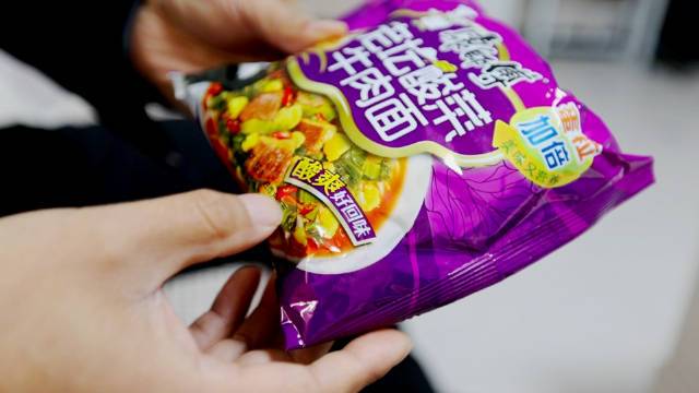 【陕西一#律师起诉康师傅老坛酸菜面#:要让食品生产企业敬畏法律】据后浪视频报道:3月22日