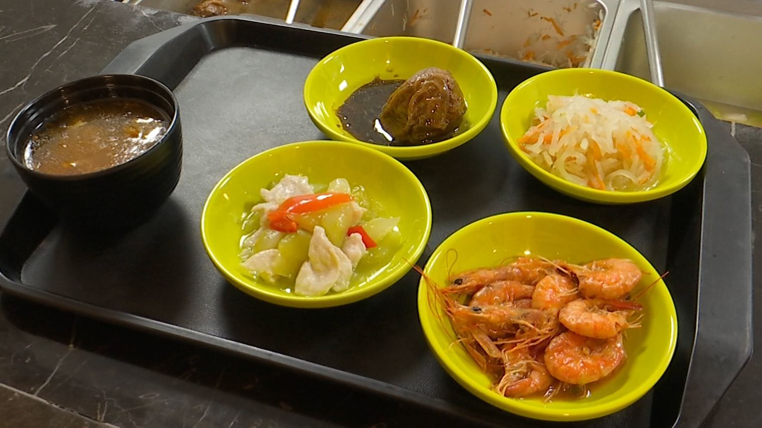 珍惜粮食不浪费倡议餐厅推出半份菜小份菜 上海推出一顿吃光小份菜  随着在线新经济的发展,很