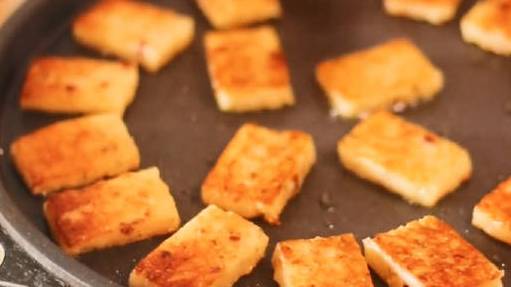 萝卜糕,闽南地区称之为“菜头粿”,是中式传统的糕点,采用在来米粉,加入腌制好的萝卜丝等材料