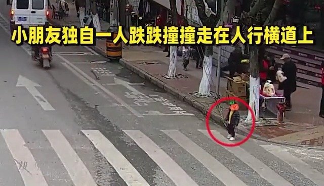 【广安武胜:3岁小娃独闯大街 交警化身萌娃“奶爸”】#守法知礼平安行# 近日,广安武胜县沿