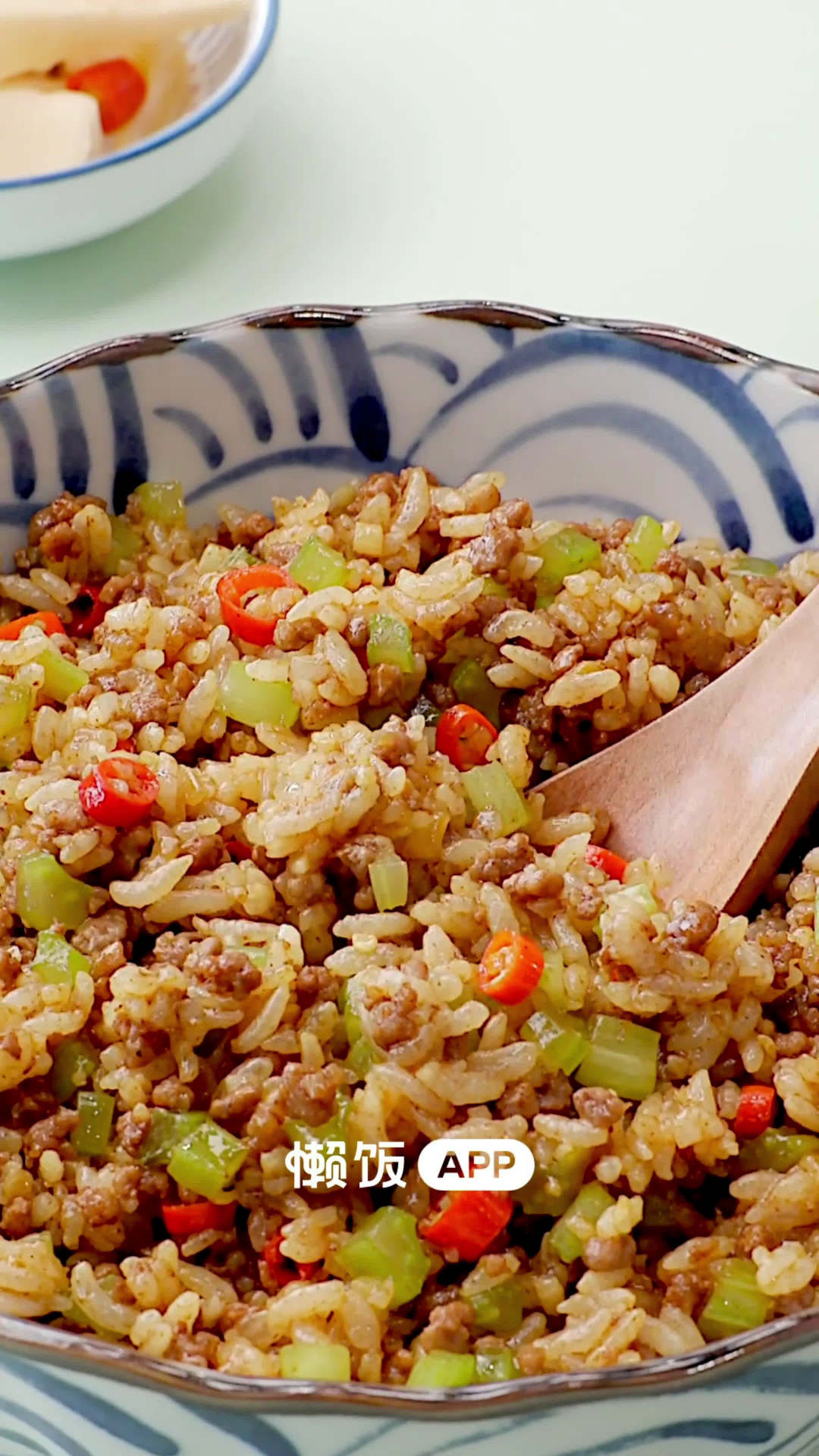#小封找美食# 【芹菜牛肉炒饭】松软的米饭配上鲜香的牛肉,爽口的芹菜点缀其中,一碗根本不够