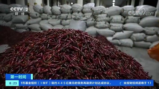 【辣椒迎销售旺季 春节部分辣椒涨近5成,你爱吃辣吗?[大笑]】春节临近,火红的辣椒也迎来了
