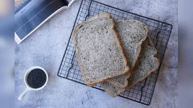 ????解放双手,用面包机也可以做出柔软的面包,不用再到外面买面包吃了,只需要一键操作,每天就能