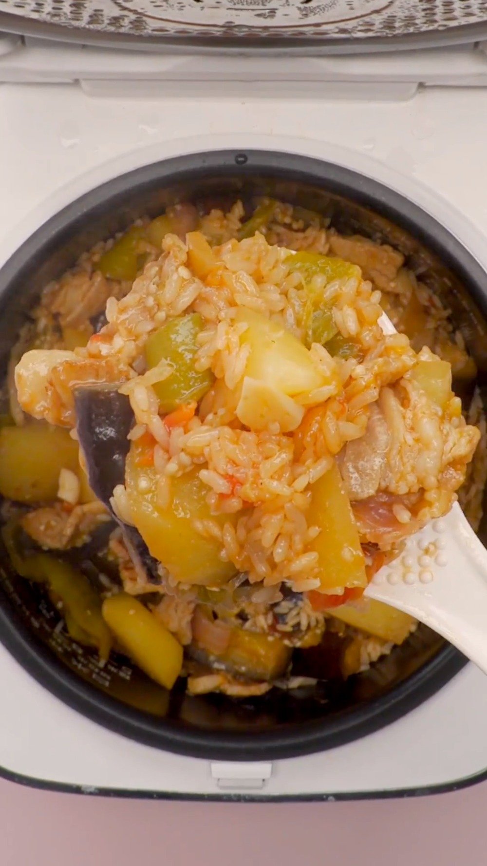 【茄子烧肉焖饭】这样焖饭更好吃!茄子和番茄组合真的是下饭神器,有菜有肉一锅焖;再将配菜倒入