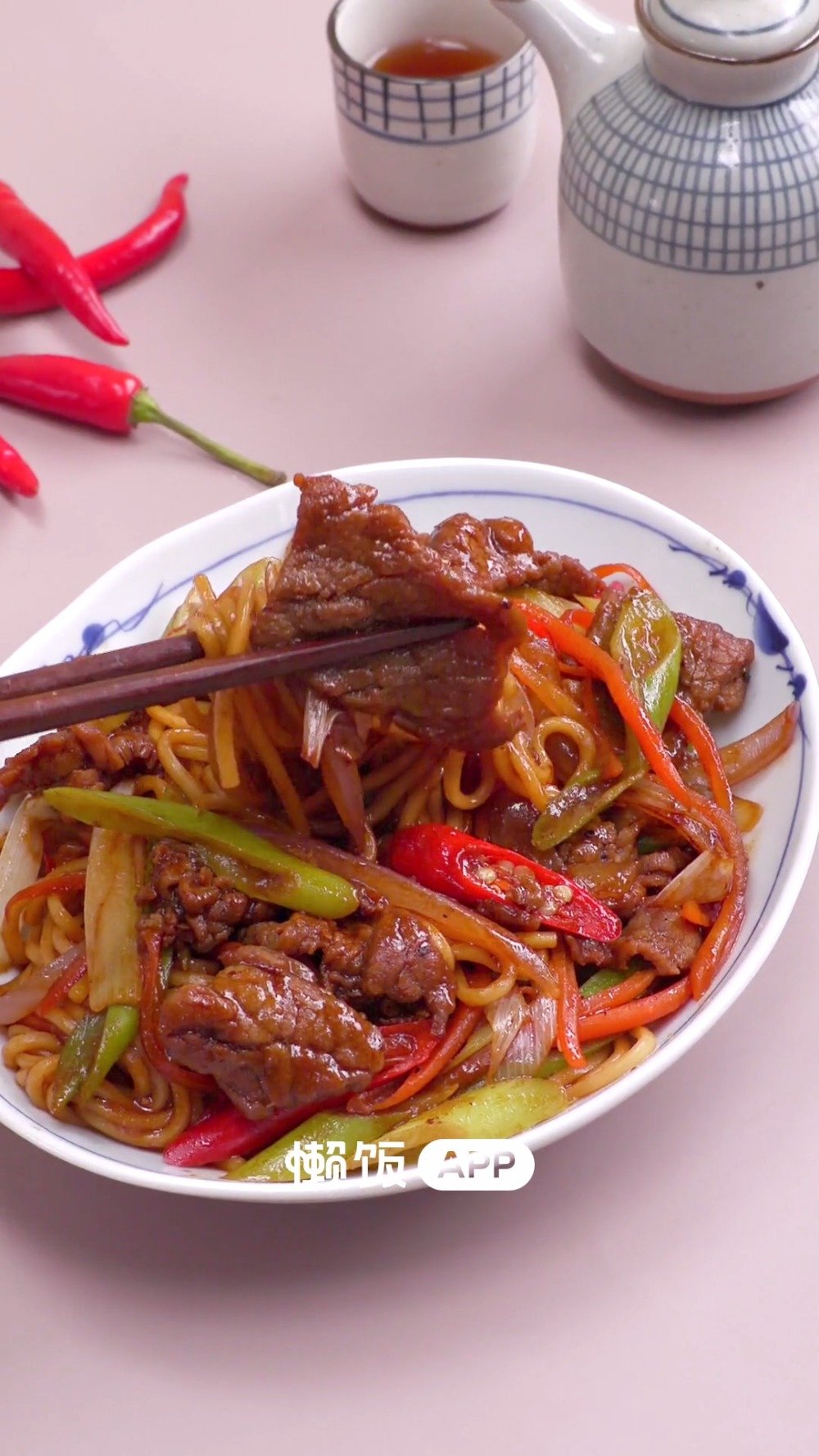 #不可辜负的美食# 【葱爆牛肉面】这样腌制过的牛肉特别嫩, 这样炒过的面条特别香。在高温的