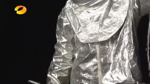 【女店员烤鱿鱼添加酒精引起爆燃围观女子和孩子被烧伤】8月6日,广东揭阳一女子蹲在店铺门口用