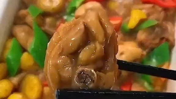 【板栗烧鸡做法】板栗香甜,搭配鸡肉和香菇,味道浓郁,口齿留香,美食get√