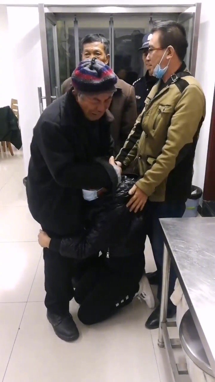 11月23日晚,台州椒江区公安分局白云派出所里,一名44岁女子跪地抱着一位老人的腿嚎啕大哭