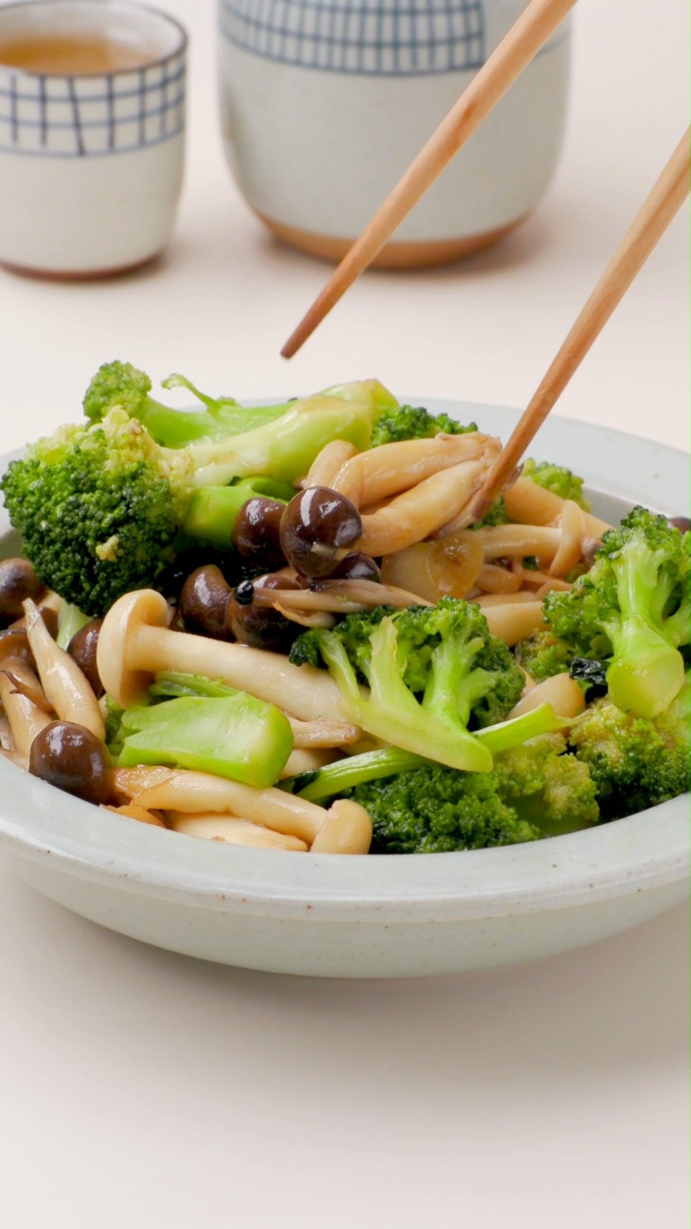 #唯有美食不可辜负# 【西兰花炒双菇】叮咚,你们想要的低卡菜谱上线啦!还在吃单调的水煮菜么