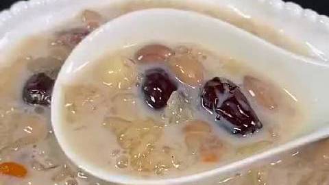 小虹汇生活 一道天天喝比贴面膜还有效的甜品来了→【养颜美容银耳花生莲子羹】via  (m)