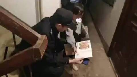 【温暖一幕!楼道里,警察蜀黍陪伴小女孩念绘本】近日,浙江海宁一4岁小女孩独自坐在楼梯上,隔