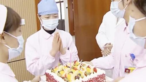 【去年抗疫一碗泡面过生日 今年援鄂战友为她补上蛋糕[给你小心心]】1月26日,在上海奉贤区
