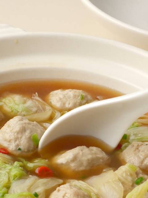 吃在许昌【白菜烧丸子】 鲜嫩可口,超级经典的家常菜～丸子超级Q弹,口味清淡,一家老小都爱吃