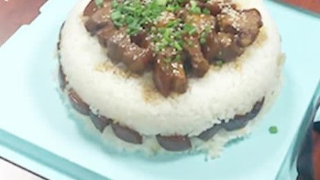 【这个礼物很特别! 消防员生日收到五花肉蛋糕】1月18日是杭州西湖消防大队消防员韩英云31