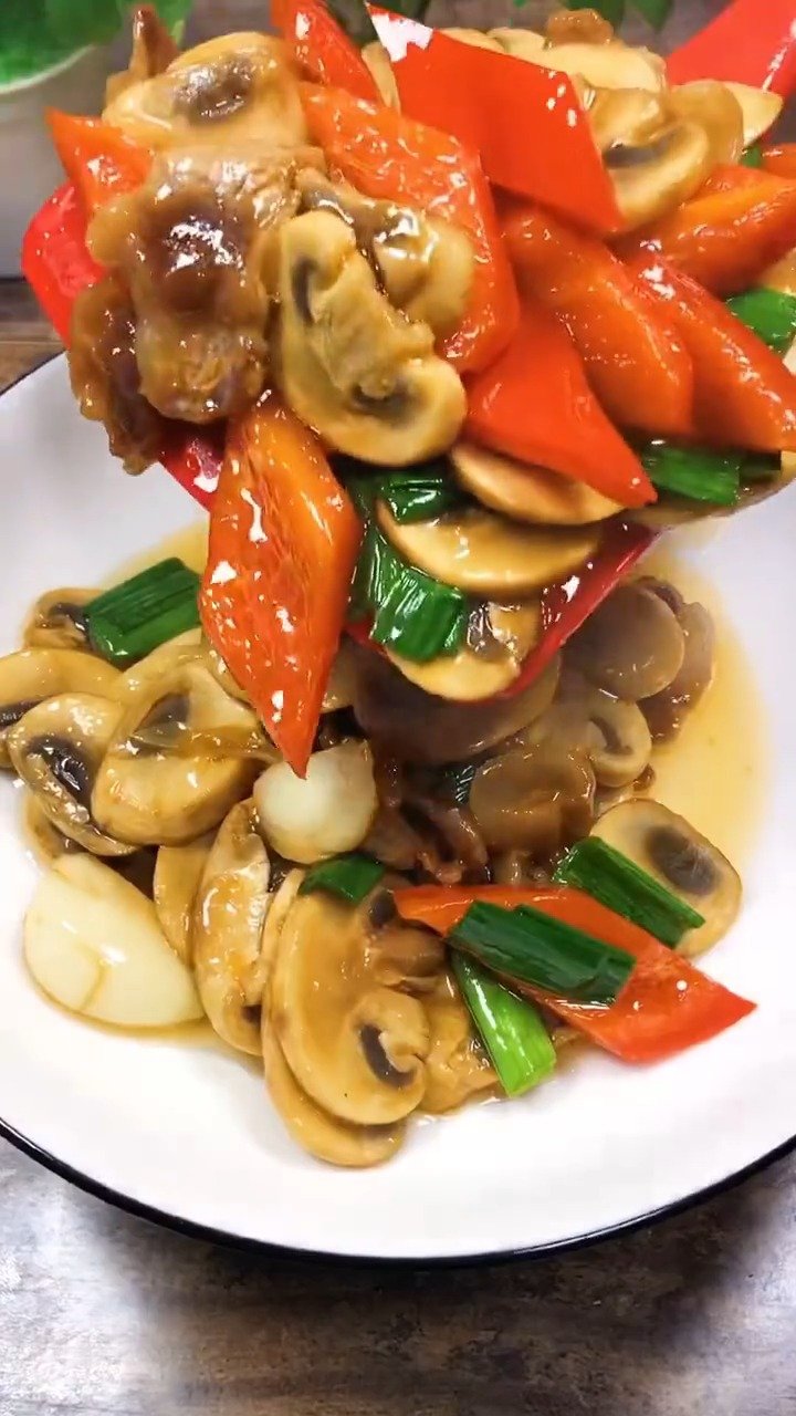 这样做出来的蘑菇炒肉片 特别好吃下饭,制作还简单