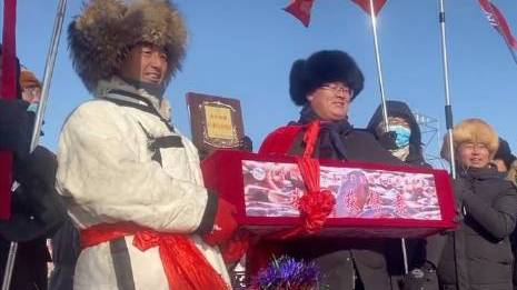 【查干湖冬捕头鱼拍卖近300万元】12月28日,吉林松原查干湖冬捕祭湖醒网仪式上,今年的头
