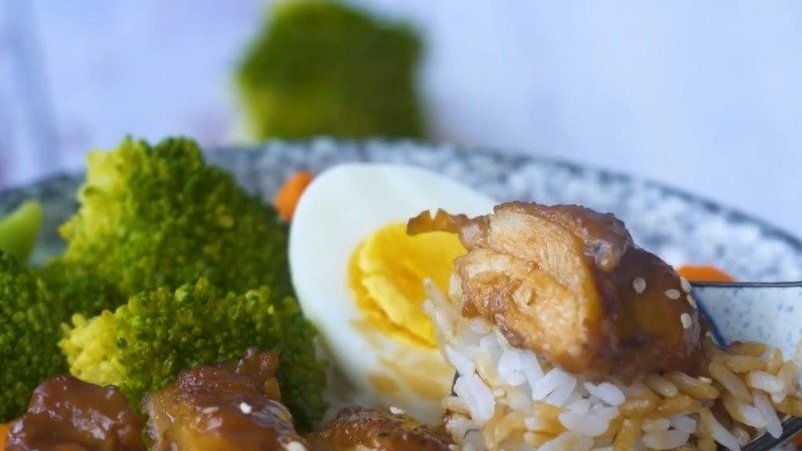 #美食# 【蒜香蜜汁鸡排饭】汁多味美的鸡排饭,2个鸡腿就能做,鲜香滑嫩,酱汁拌饭太香了!