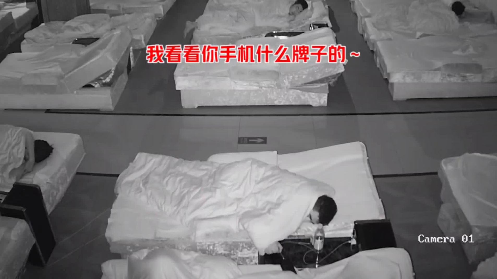 【现实版掩耳盗铃 男子被单蒙头偷手机 [三哈]】10月9日凌晨,安徽亳州某浴场发生一起盗窃
