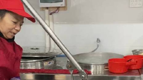 风物之旅之生榨粉是怎样榨出来的?且看店主给火筵家常演示如何榨粉。火哥:“你就让我试一试嘛,