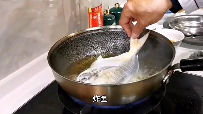 #云观津城#【按照1977年《天津菜谱》还原,津味干烧平鱼雪菜比鱼香】1977年,天津饮食