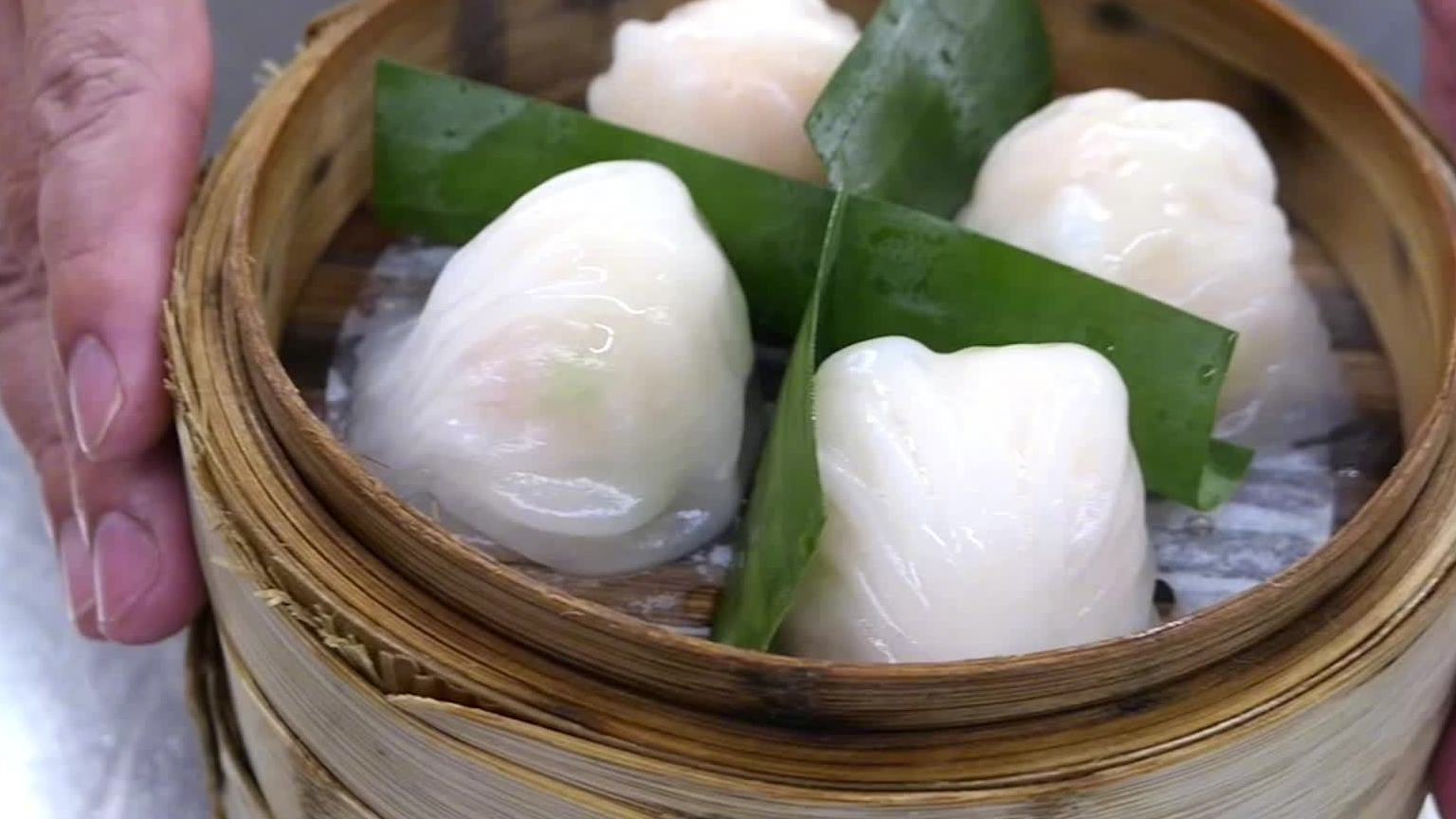 #食在广州#【老广饮茶必点的虾饺,背后原来有这些讲究[并不简单][并不简单]】弯梳造型、“