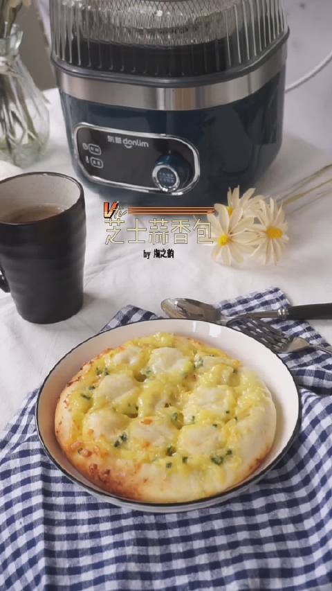  ????????空气炸锅功能真多,今天用来做面包,面包柔软,满满的黄油蒜香味????????,掰开每一格面包都能