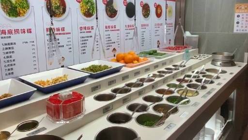 【#网友称海底捞自制锅底需额外收费#,店家回应:无统一规定,各门店根据实际情况决定】近日,
