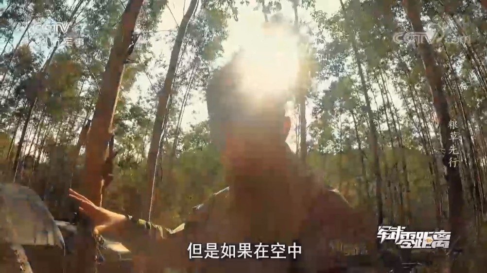 真正的战场上,这个新鲜的猪肉、蔬菜和鸡蛋,是从哪里搞来的?野外的条件太简陋了,炊事班就简简