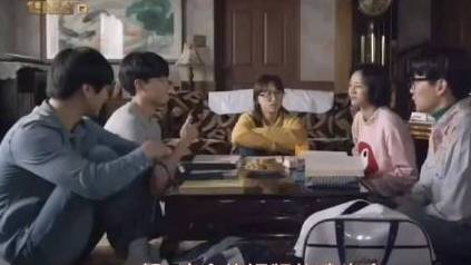 #1988德善娃娃鱼合照#《1988》德善和娃娃鱼是剧里的两个活宝啊,两个人互相欺负