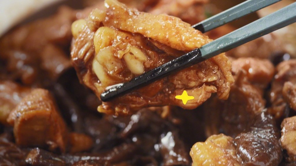 小鸡炖蘑菇的家常简单做法,一锅鲜美鸡肉榛蘑太下饭!～