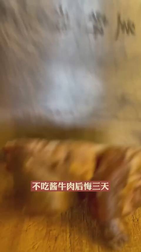 酱牛肉,是内蒙古呼和浩特著名的特色名菜。酱牛肉鲜味浓厚,口感丰厚,经常被切成片,当做下酒菜