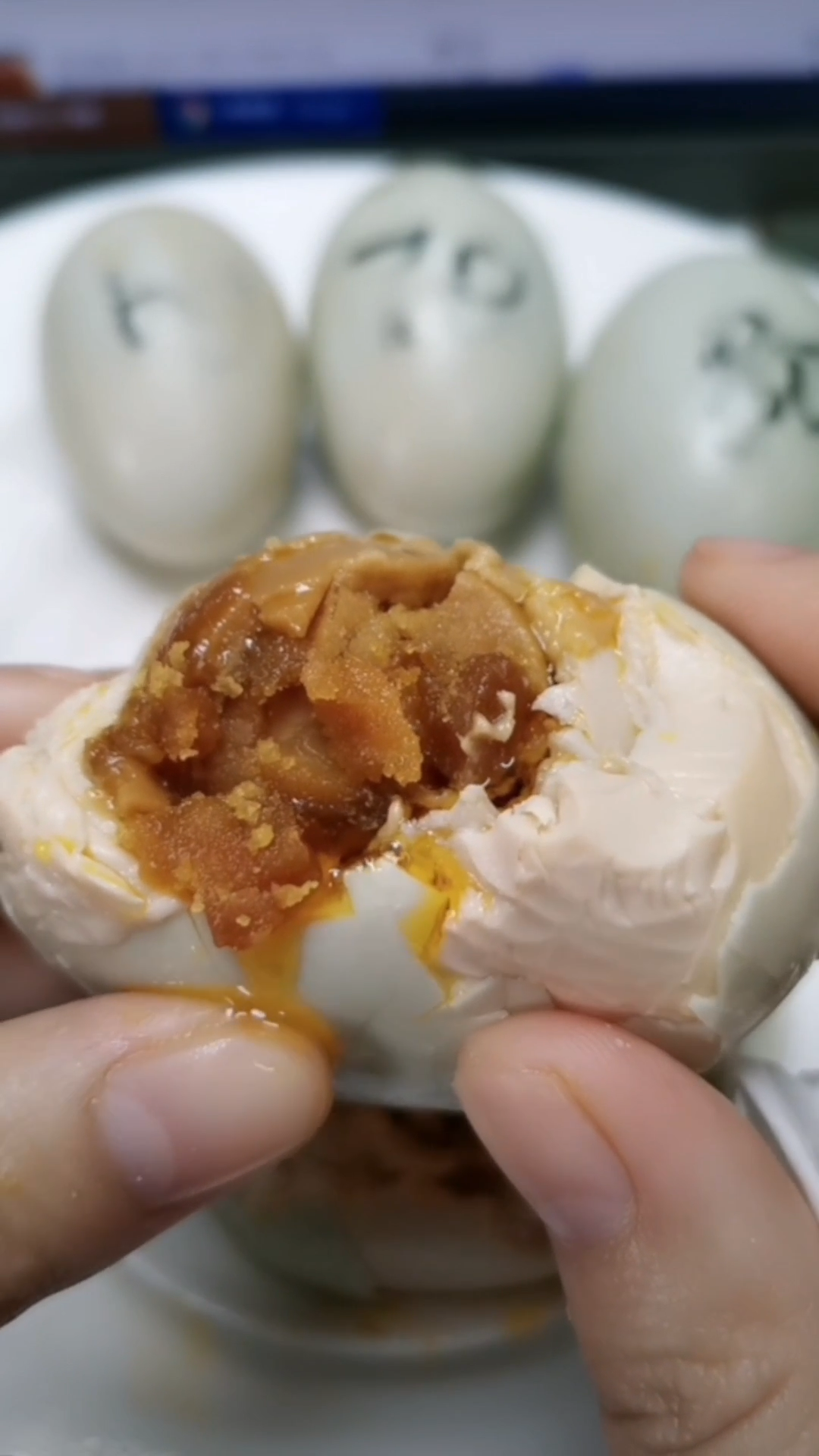 吃海鲜长大的海鸭蛋,红泥加海盐腌制烤熟,沙糯流油咸香爽口